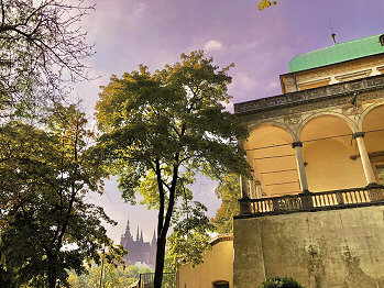 Lustschlösschen der Königin Anne im Königlichen Garten mit der Prager Burg im Hintergrund
