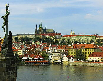 Blick von der Prager Karlsbrücke zum Hradschin
