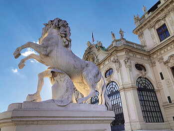 Prchtige Skulpturen vor Schloss Belvedere