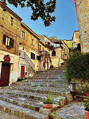 Die namensgebende Treppe, auf italienisch Scale, zieht sich in Scaleas Altstadt den Hang hinauf