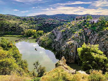 Der Rio Tajo schlängelt sich hufeisenförmig um Toledo