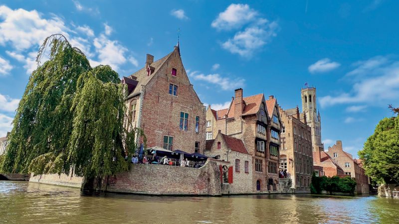 Brügge - Das Haus Perez de Malvenda im Zentrum der weitverzweigten Kanäle des Flüßchens Reie