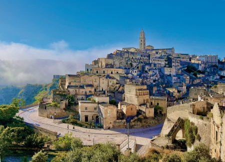 Bezaubernde Silhouette der Altstadt von Matera im Morgengrauen