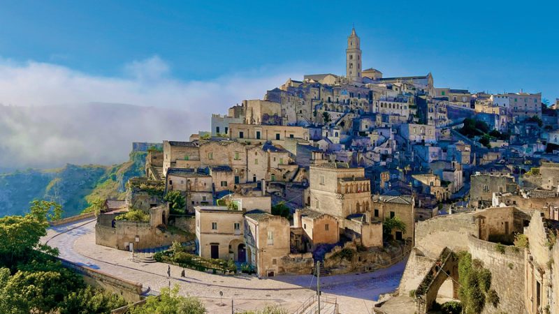 Bezaubernde Silhouette der Altstadt von Matera im Morgengrauen